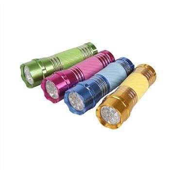 Đèn pin phát sáng trong bóng tối